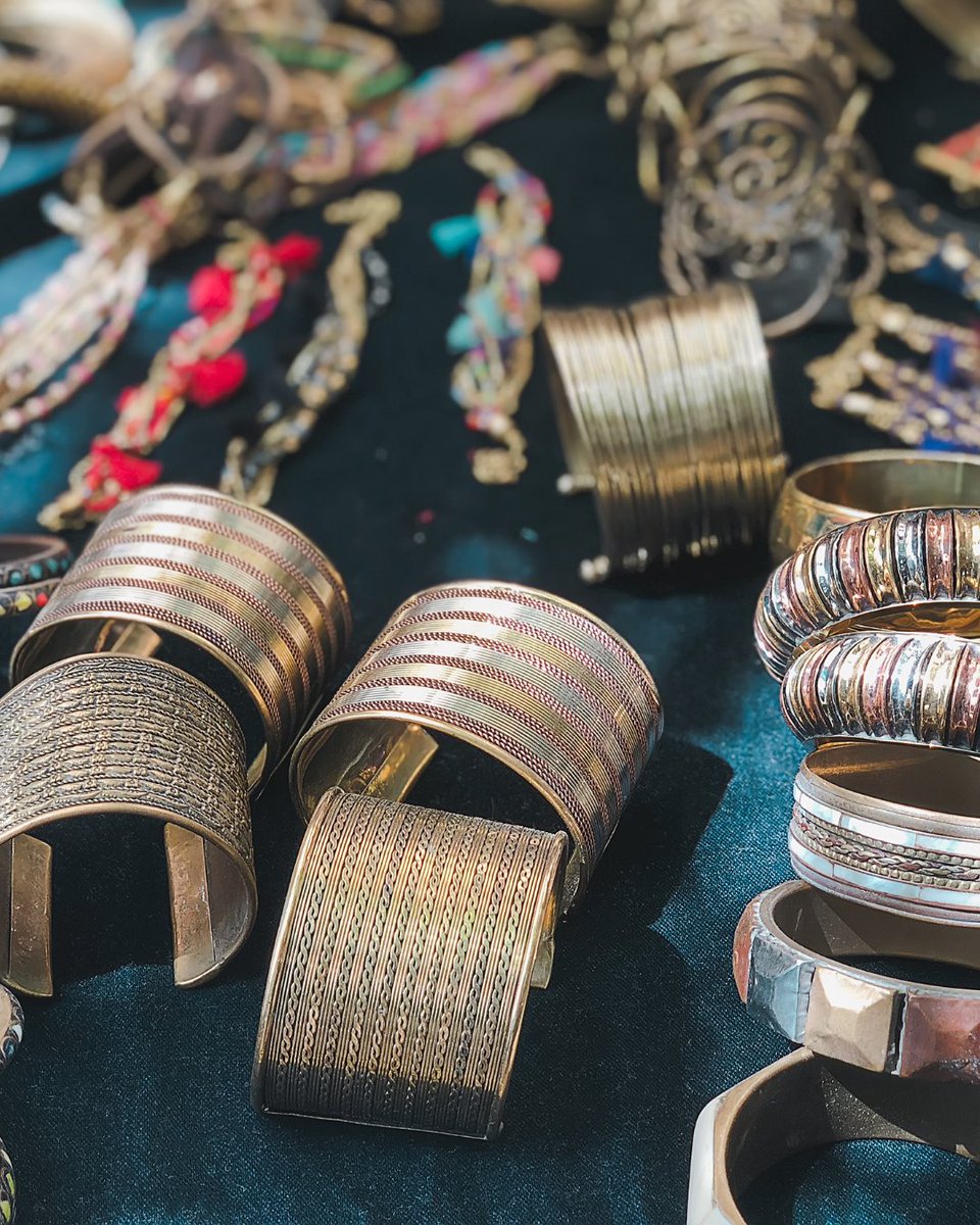 TurismeBalears's tweet image. Cada miércoles, más de 500 puestos llenan el Mercadillo Hippy Market Punta Arabí de arte, música y cultura en un ambiente único 🌿🎶 Desde 1973, este mercadillo no solo es un imprescindible de #Ibiza, sino también el sustento de muchas familias artesanas.

🛍️ Apostar por lo local