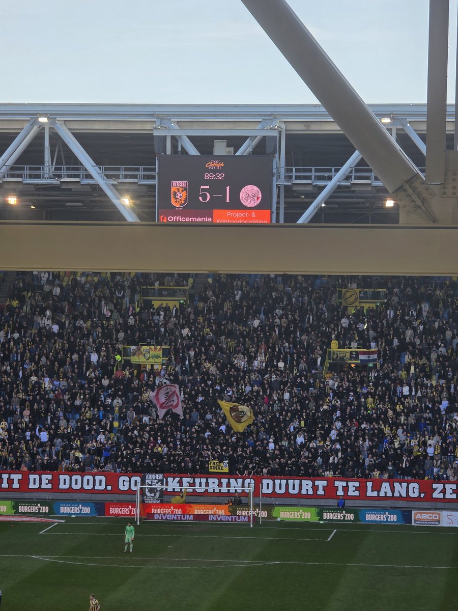 DJDirrtyDogg's tweet image. Game 234 of 2025/2036
Game 85 of 2026

@vitessearnhemuk
Vs.
@JongAjax1

6-1

My first #eerstedivisie game and found myself taking part in another clubs red card protest 🤣

#protest #groundhopper #vitesse #arnhem