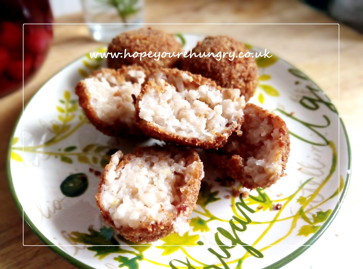 re_hungry's tweet image. Happy #Wednesday lovely Hungrys! Meal prep day means fresh chicken stock, perfect for my rich Risotto - recipe: hopeyourehungry.co.uk/resplendent-ri… Easy cheesy risotto, piled high with glossy roasted vegetables or as deliciously crispy arancini! Stay hungry! ;) x #bakeithappen #recipes