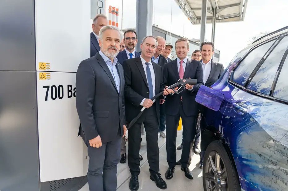 fuelcellsworks's tweet image. Memmingen Airport powers up Bavaria’s #hydrogen future with its first public refueling hub, marking a milestone for clean mobility and BMW’s next-gen vehicles.

#HydrogenNow #CleanMobility

Read more here: fcw.sh/Tdr7Be