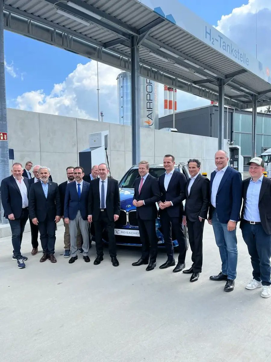 fuelcellsworks's tweet image. Memmingen Airport powers up Bavaria’s #hydrogen future with its first public refueling hub, marking a milestone for clean mobility and BMW’s next-gen vehicles.

#HydrogenNow #CleanMobility

Read more here: fcw.sh/Tdr7Be