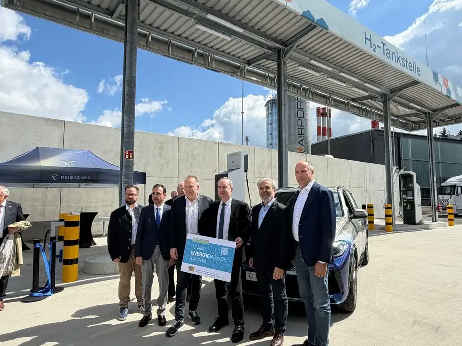 fuelcellsworks's tweet image. Memmingen Airport powers up Bavaria’s #hydrogen future with its first public refueling hub, marking a milestone for clean mobility and BMW’s next-gen vehicles.

#HydrogenNow #CleanMobility

Read more here: fcw.sh/Tdr7Be
