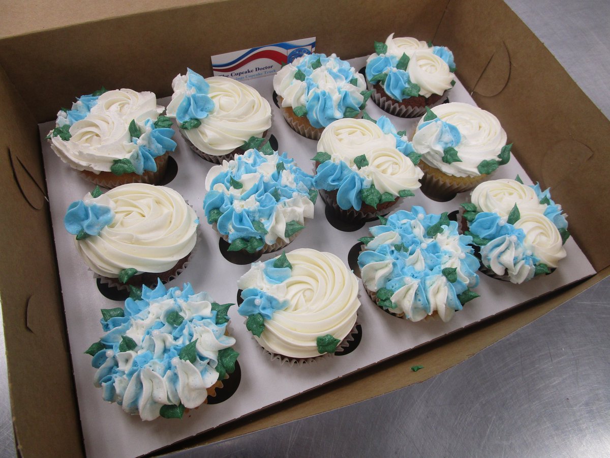 thecupcakedoc's tweet image. #HumpDay flavors: Carrot Cake, Cookies &amp;amp; Cream, Banana Split, Strawberry Shortcake, Chocolate-Covered Strawberry, Strawberry Margarita, Boston Cream Pie, Chocolate, Peak, Red Velvet, and Vanilla #cupcakes!