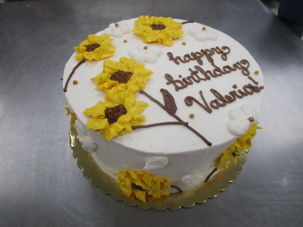 thecupcakedoc's tweet image. #HumpDay flavors: Carrot Cake, Cookies &amp;amp; Cream, Banana Split, Strawberry Shortcake, Chocolate-Covered Strawberry, Strawberry Margarita, Boston Cream Pie, Chocolate, Peak, Red Velvet, and Vanilla #cupcakes!