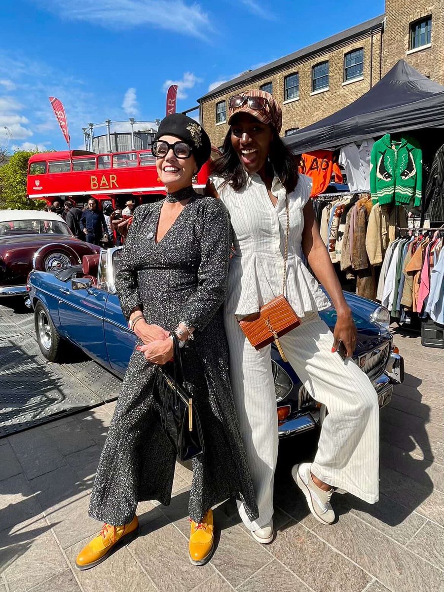thesohogirl's tweet image. @classiccarboot 
Picture with Tina Sherlock &amp;amp; @SohoGeorge 😎💖✨

#vintage #StyleIcon #kingscross #london #classiccarbootsale