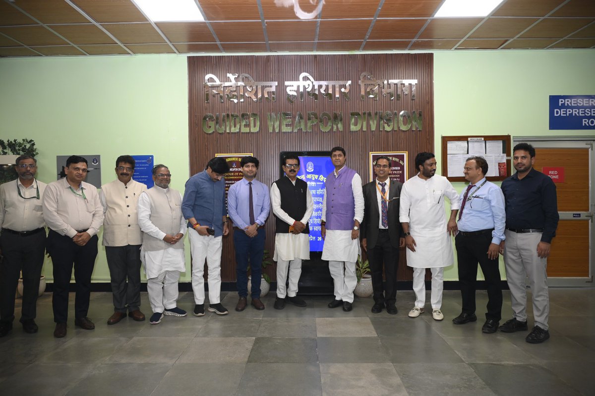 DoctorAnilBonde's tweet photo. राष्ट्र की सुरक्षा ही सर्वोपरि है! 

कल गोवा स्थित INS हंसा और गाइडेड हथियार निर्माण इकाई का दौरा करने का सौभाग्य प्राप्त हुआ। इस भ्रमण के दौरान देश की रक्षा प्रणाली की बारीकियों को समझने और आधुनिक तकनीक के साथ तालमेल बिठाते हुए हमारे बेड़े की ताकत को देखने का अवसर मिला।
प्रधानमंत्री श्री नरेंद्र मोदी जी ने 'आत्मनिर्भर भारत' का जो संकल्प लिया है, उसकी वास्तविक झलक आज हमारी रक्षा इकाइयों में दिखाई देती है। हमारे सैन्य अधिकारियों और वैज्ञानिकों की मेहनत का ही परिणाम है कि आज भारत रक्षा के क्षेत्र में किसी पर निर्भर नहीं है, बल्कि दुनिया को अपनी ताकत दिखा रहा है।

#AtmanirbharBharat #IndianNavy #INSHansa #DefenseProduction #ViksitBharat