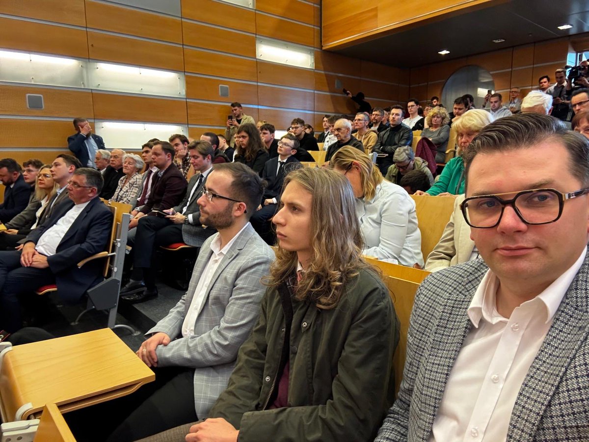 Lukasz_Kmita's tweet photo. 🎓Pełna sala na spotkaniu premiera @MorawieckiM ze społecznością akademicką w @UPJP2 Uniwersytet Papieski Jana Pawła II w Krakowie
Czy istnieje dziś dobro wspólne? - na takie pytanie odpowiada w wykładzie Prezes Rady Ministów w latach 2017-2023.
#Kraków #UPJP https://t.co/LcU2RkT4hq