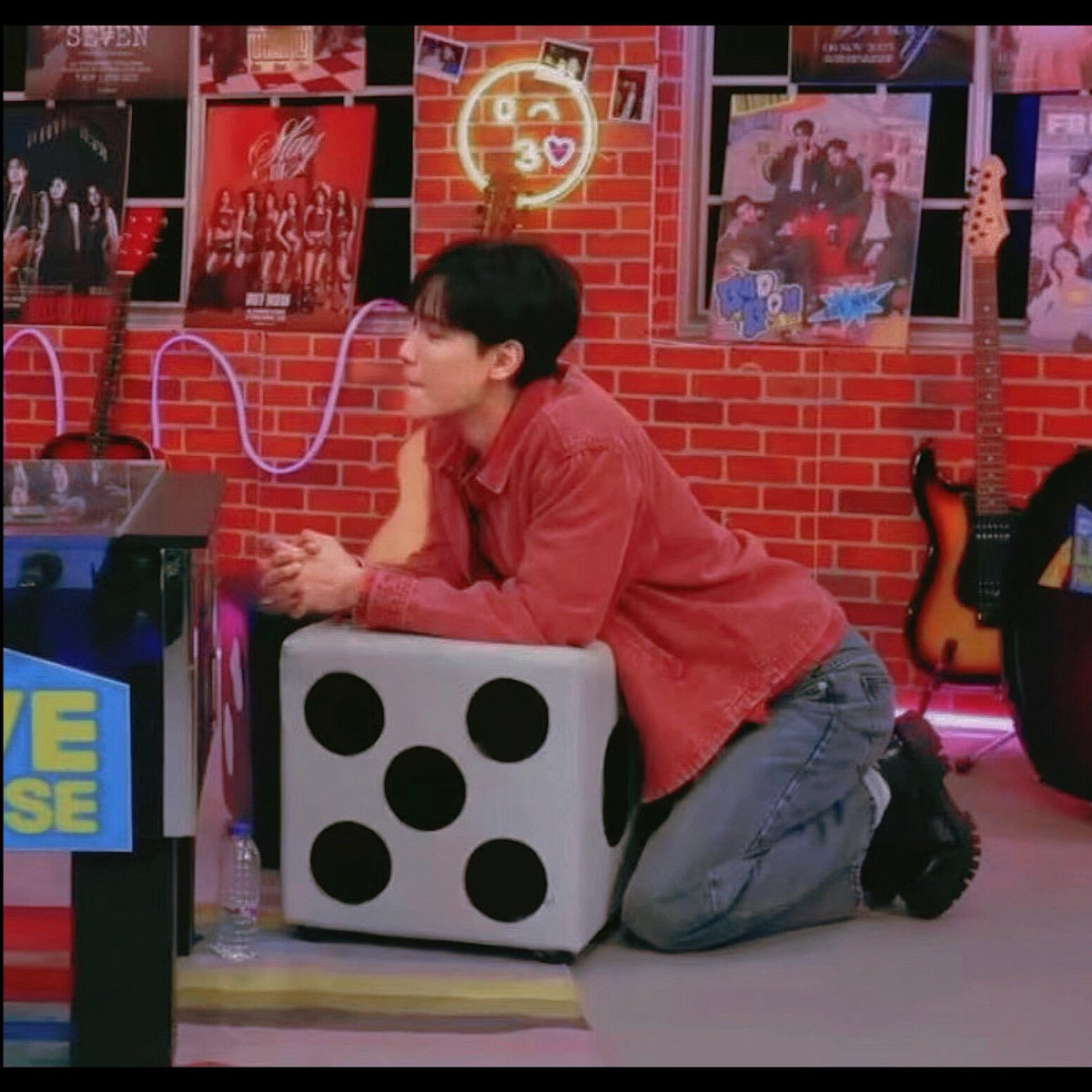 JulyJune619's tweet image. ฉันเพิ่งรู้จักจูเนียร์ได้ไม่นาน และเขาเคยนั่งแบบนี้มาตลอดหรือเปล่า? 🤔 เป็นเพราะเหตุผลทางร่างกายหรือแค่เพราะไม่อยากนั่งอยู่เฉยๆ เพราะฉันไม่เคยเห็นคนนั่งแบบนี้มาก่อนเลย 🙂‍↔️ รู้สึกเหมือนเขาถือบริษัทเป็นบ้านของตัวเอง  #จูเนียร์ #Junior