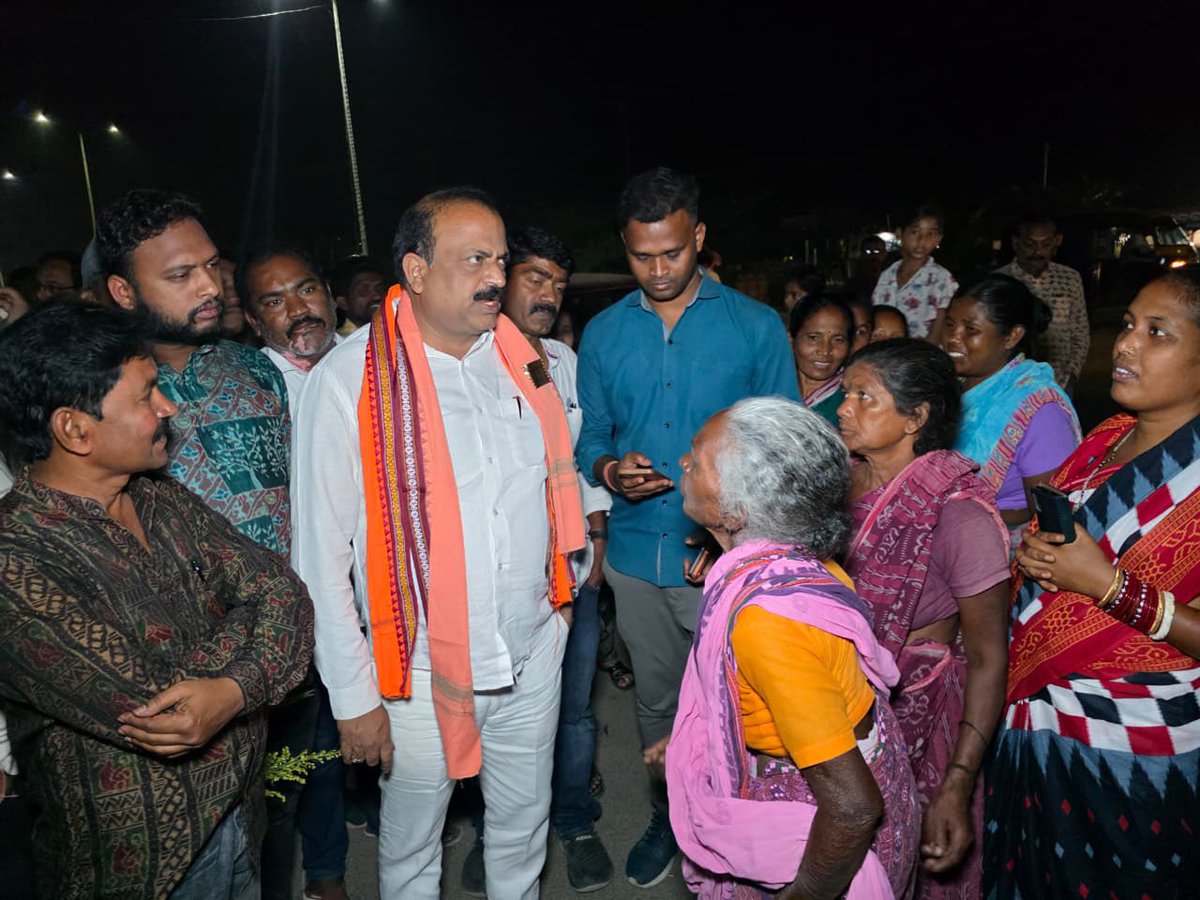 ashwiniksarangi's tweet photo. ବରଗଡ଼ ସହରର ସଦର ଥାନାଠାରୁ ବୀର ଛକ (ହଳଦୀପାଲି ଛକ) ପର୍ଯ୍ୟନ୍ତ ଚାରି ଲେନ୍ ରାସ୍ତାର ଆଲୋକୀକରଣ କାର୍ଯ୍ୟର ଶୁଭ ଉଦଘାଟନ କଲି। ଏହି ଅବସରରେ ମୋ ସହିତ ୱାର୍ଡ଼ ନଂ ୧୭ର କାଉନ୍ସିଲର୍ ଦୀପାଞ୍ଜଳି ବାଗ୍ ମଧ୍ୟ ଉପସ୍ଥିତ ଥିଲେ।
#Bargarh #BJP4Development #BJP4Odisha #BJP4IND https://t.co/jJNgel1NW9