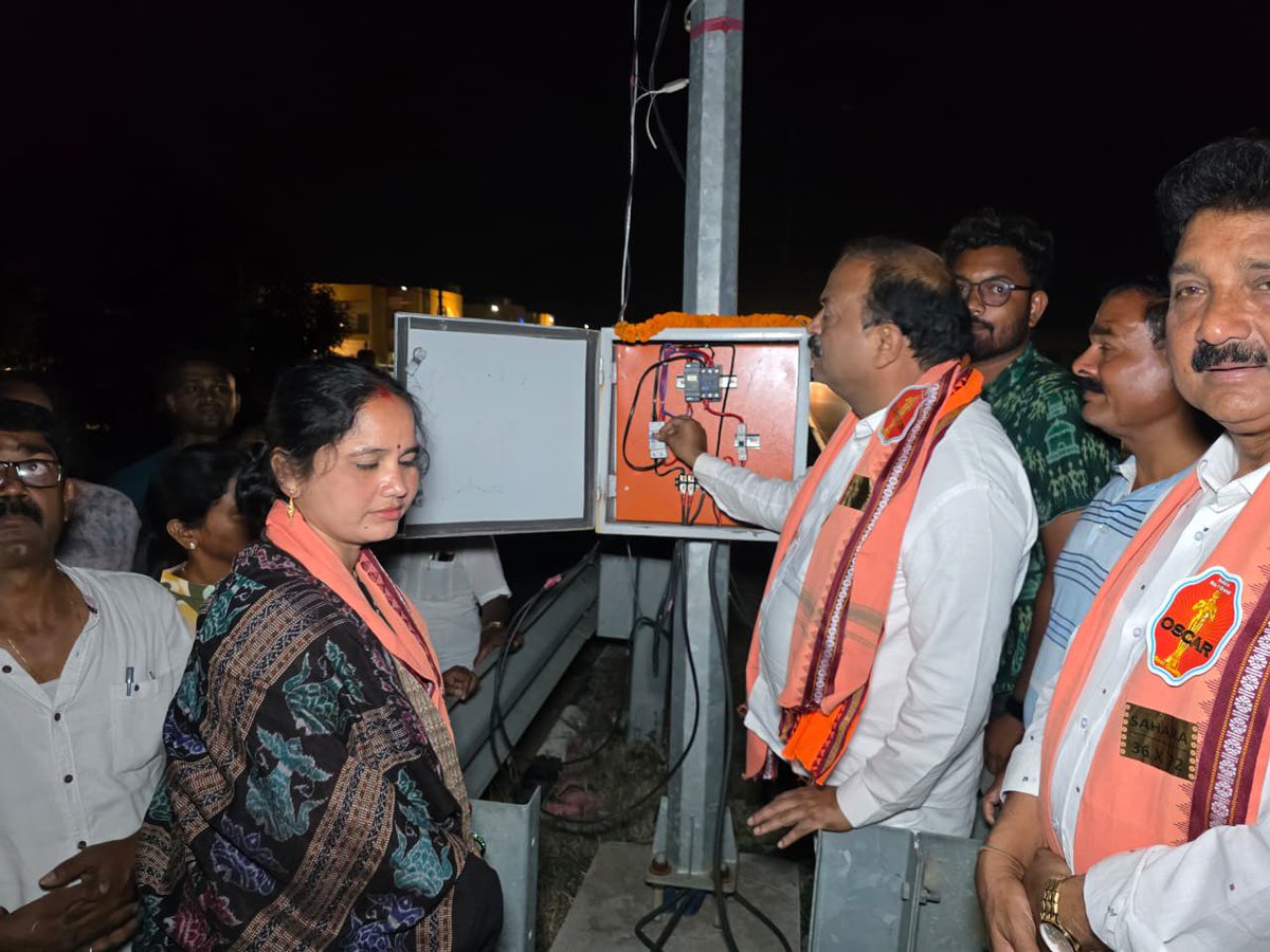ashwiniksarangi's tweet photo. ବରଗଡ଼ ସହରର ସଦର ଥାନାଠାରୁ ବୀର ଛକ (ହଳଦୀପାଲି ଛକ) ପର୍ଯ୍ୟନ୍ତ ଚାରି ଲେନ୍ ରାସ୍ତାର ଆଲୋକୀକରଣ କାର୍ଯ୍ୟର ଶୁଭ ଉଦଘାଟନ କଲି। ଏହି ଅବସରରେ ମୋ ସହିତ ୱାର୍ଡ଼ ନଂ ୧୭ର କାଉନ୍ସିଲର୍ ଦୀପାଞ୍ଜଳି ବାଗ୍ ମଧ୍ୟ ଉପସ୍ଥିତ ଥିଲେ।
#Bargarh #BJP4Development #BJP4Odisha #BJP4IND https://t.co/jJNgel1NW9