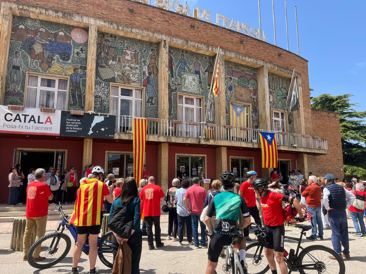 OmniumConca's tweet photo. Aquest migdia ha passat la Flama del @Correllengua_ per la Conca de Barberà, on l'hem rebut a l'Espluga de Francolí.

Després d'una breu parada, ha continuat el seu camí fins a Tarragona, i continuarà recorrent els Països Catalans fins a l'Alguer, on culminarà el 5 de maig. https://t.co/P5nrEzDRYR