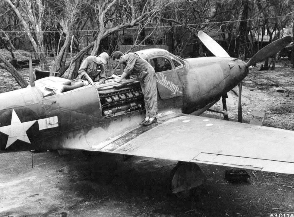 Retromania_Jr's tweet image. Mechanics working on the engine of P-39D Airacobra ‘Shrimp’ #fighter aircraft at the maintenance complex at Townsville, #australia in 1943.