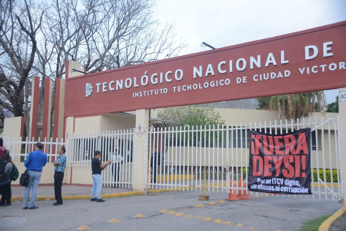 HectorVillarri's tweet photo. #Tamaulipas estudiantes del Instituto Tecnologico de #CdVictoria #ITCV cierran instalaciones educativas, protestan contra la directora Deysi Yésica Álvarez Vergara al terminar su periodo y ante la presunta intención de buscar la reelección en el cargo.
Los alumnos inconformes señalan que su gestión ha representado un obstáculo para el desarrollo académico y la mejora de las condiciones educativas, que ya habían presentado las denuncias formales ante autoridades nacionales del @TecNM_MX @SEP_mx
Entre sus demandas están la falta de acondicionamiento y mantenimiento de la infraestructura educativa, el escaso respaldo a docentes para el desarrollo de proyectos de investigación y actividades estudiantiles.
Concluyeron los manifestantes, exigimos se inicie la renovación directiva y se designe un perfil que impulse el progreso académico y la mejora de las condiciones de la institución. @gobtam @EDUCATAM @mario_delgado @GobiernoMX