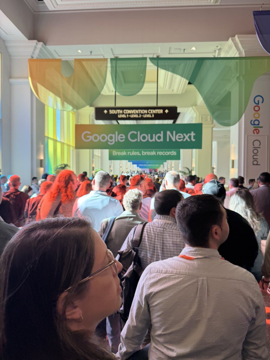 benitoz's tweet image. Wow Vegas got that Ai energy 

#googlecloud next