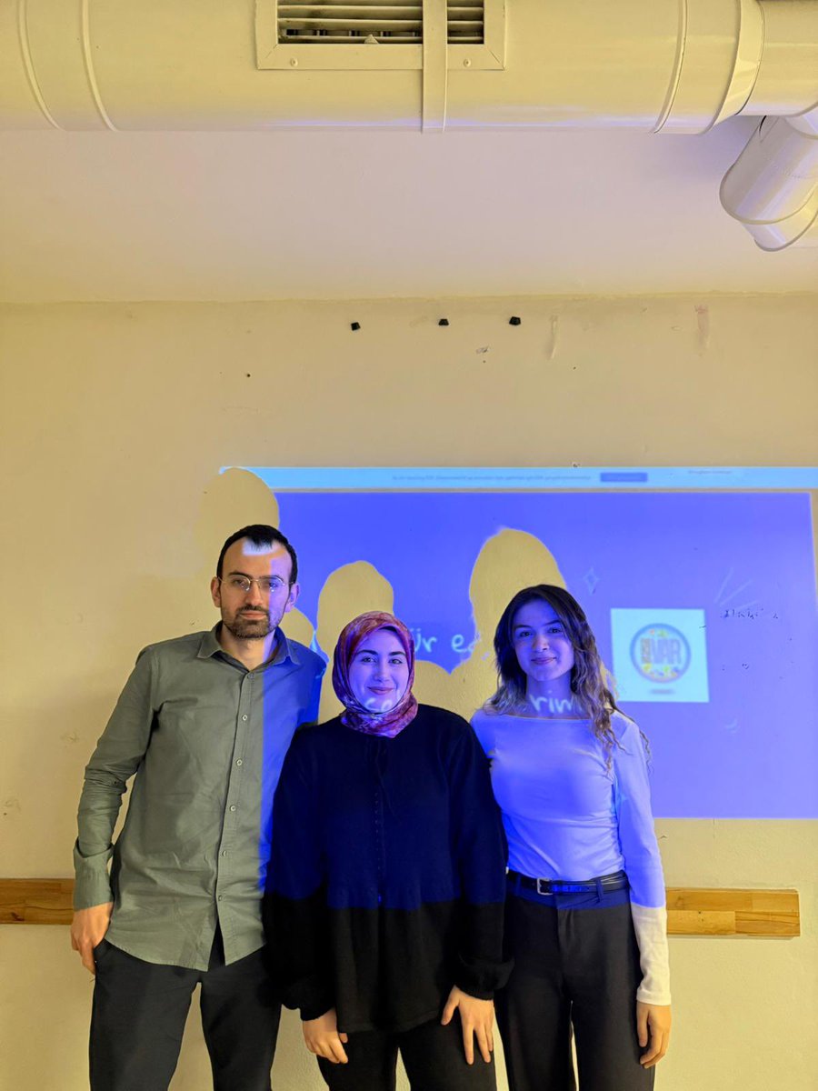 farkinavard's tweet photo. Psikososyal Destek Ekibi ve Çocuk Sevgi Yuvaları ekibinin koordinasyonunda, Çocuk Gelişimci Esra Yılmaz ile birlikte devlet koruması altındaki kız çocuklarına yönelik “dijital dünyada güvenlik” eğitimi gerçekleştirdik.
Emeği geçen herkese gönülden teşekkür ederiz 💐💙 https://t.co/zAbcj9839O