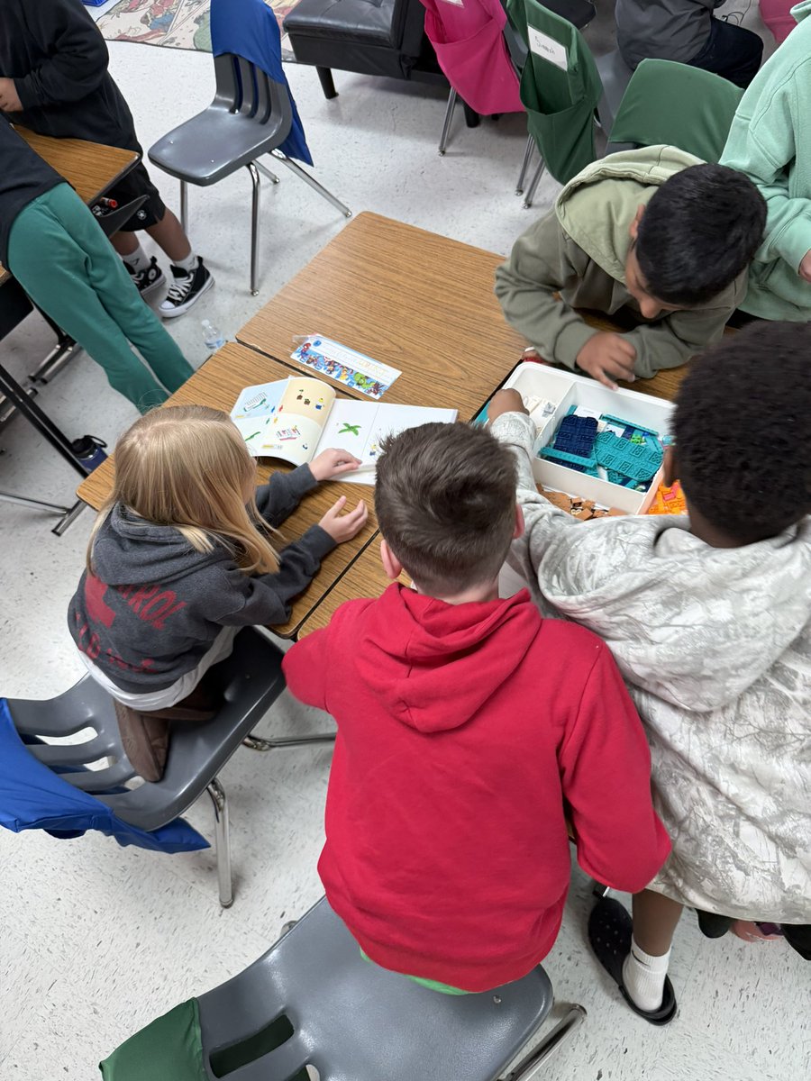 MrB04BBES's tweet photo. Another great Lego STEM science lesson, today’s connected with Earth Day too! Thanks again @LEF4LCPS for making this possible with my education grant. @BAL_Bluff_Tiger https://t.co/yPHLFMu1Uv