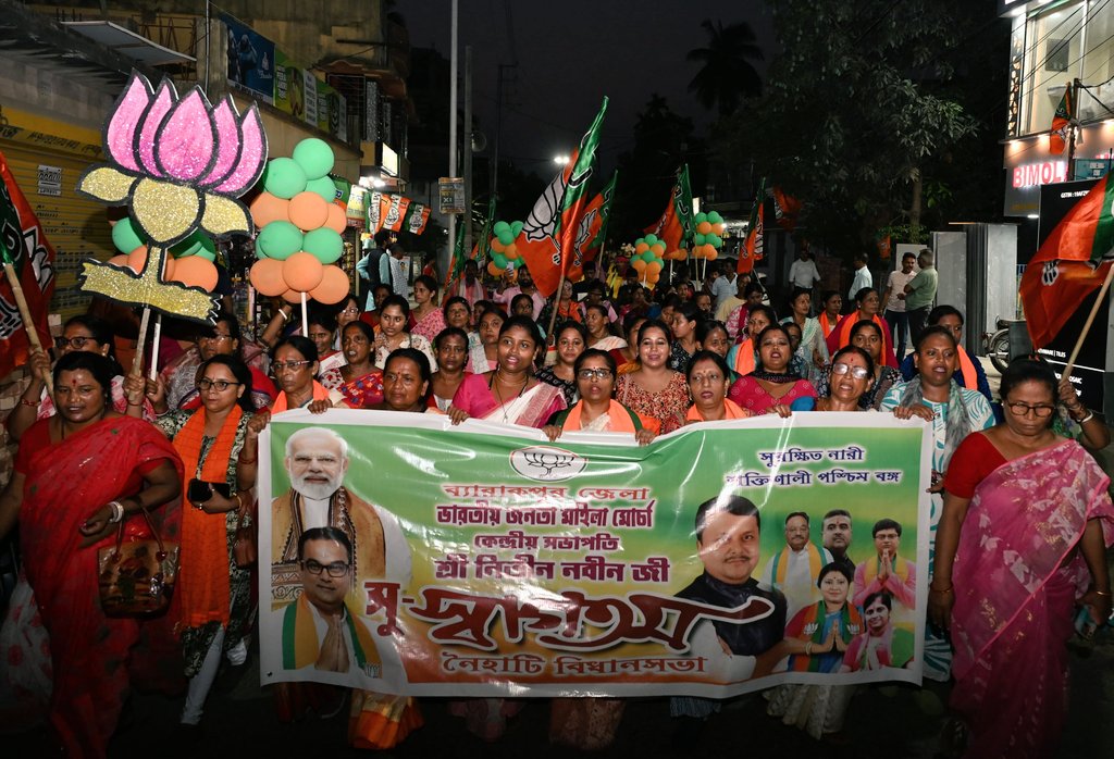 उत्तर 24 परगना के नैहाटी में आयोजित भव्य रोड शो में उमड़ा जनसमर्थन स्पष्ट संकेत देता है कि तुष्टिकरण की राजनीति अब अपने अंतिम चरण में है।

जनता विकास-विरोधी शक्तियों की सच्चाई को पहचान चुकी है और परिवर्तन के लिए दृढ़ संकल्पित है।

पश्चिम बंगाल की प्रगति ही 'पूर्वोदय' एवं 'विकसित