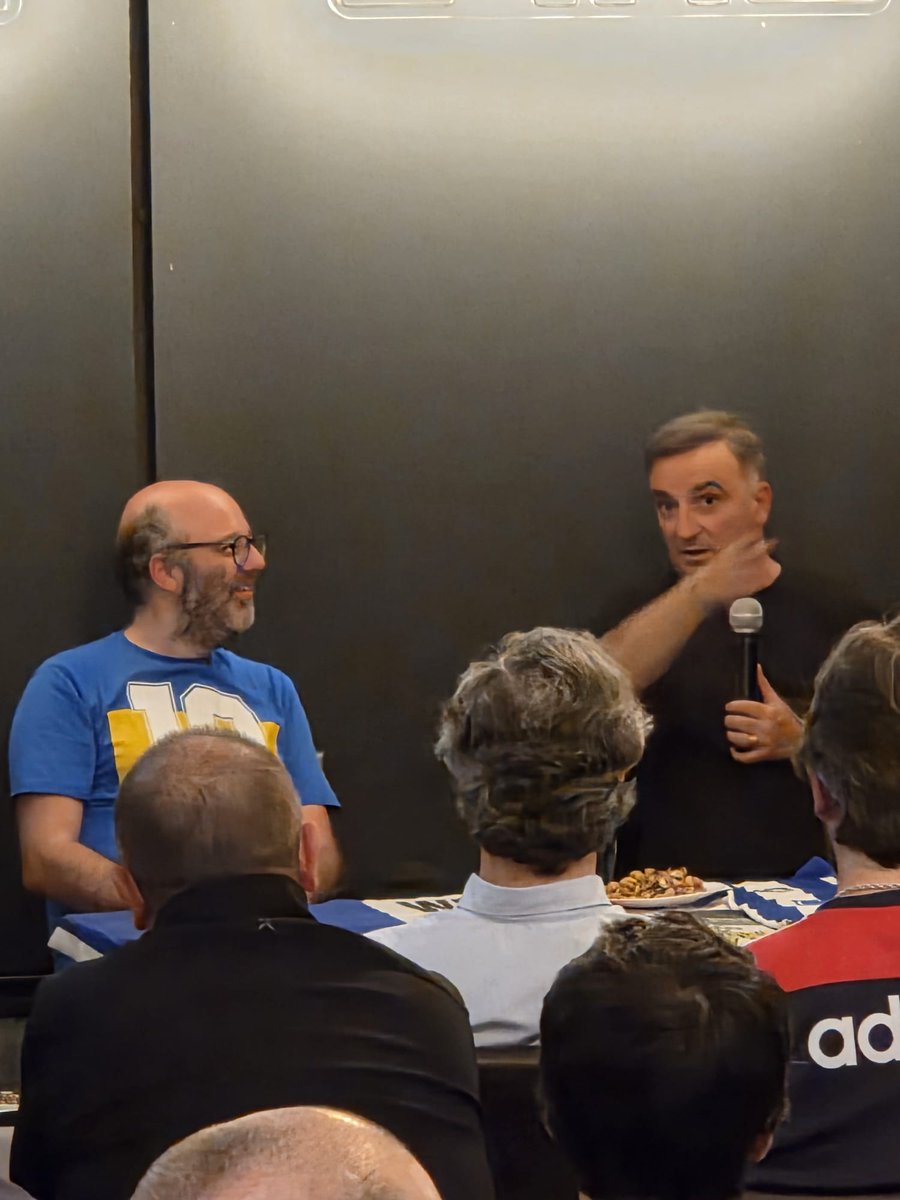 HiguitaYMilla's tweet photo. Noite de várias frequências, comunhão excecional com Carlos Carvalhal a tomar as rédeas da conversa e a trocar as táticas pelas histórias. Uma Bombonera que fica guardada como uma das mais concorridas de sempre, tomando de referência vários espaços já percorridos. Incrível viagem https://t.co/NZ6W6fG9mD