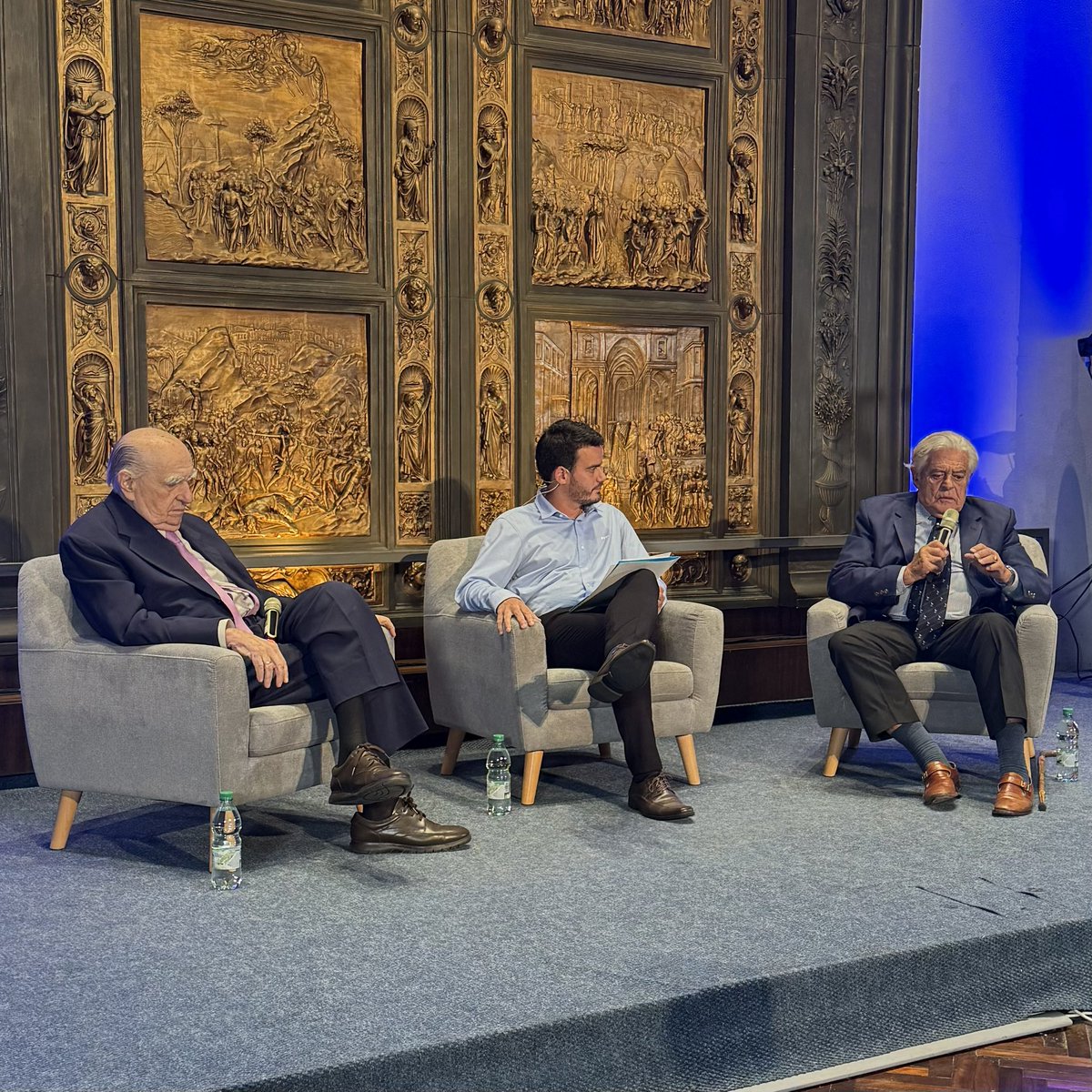 NachoCuenca's tweet photo. Se desarrolla un panel de expresidentes en la Cumbre Mundial de Comunicación Política con la participación de Julio María Sanguinetti y Luis Lacalle Herrera. 
#cumbremontevideo https://t.co/4hAr4ViOwC