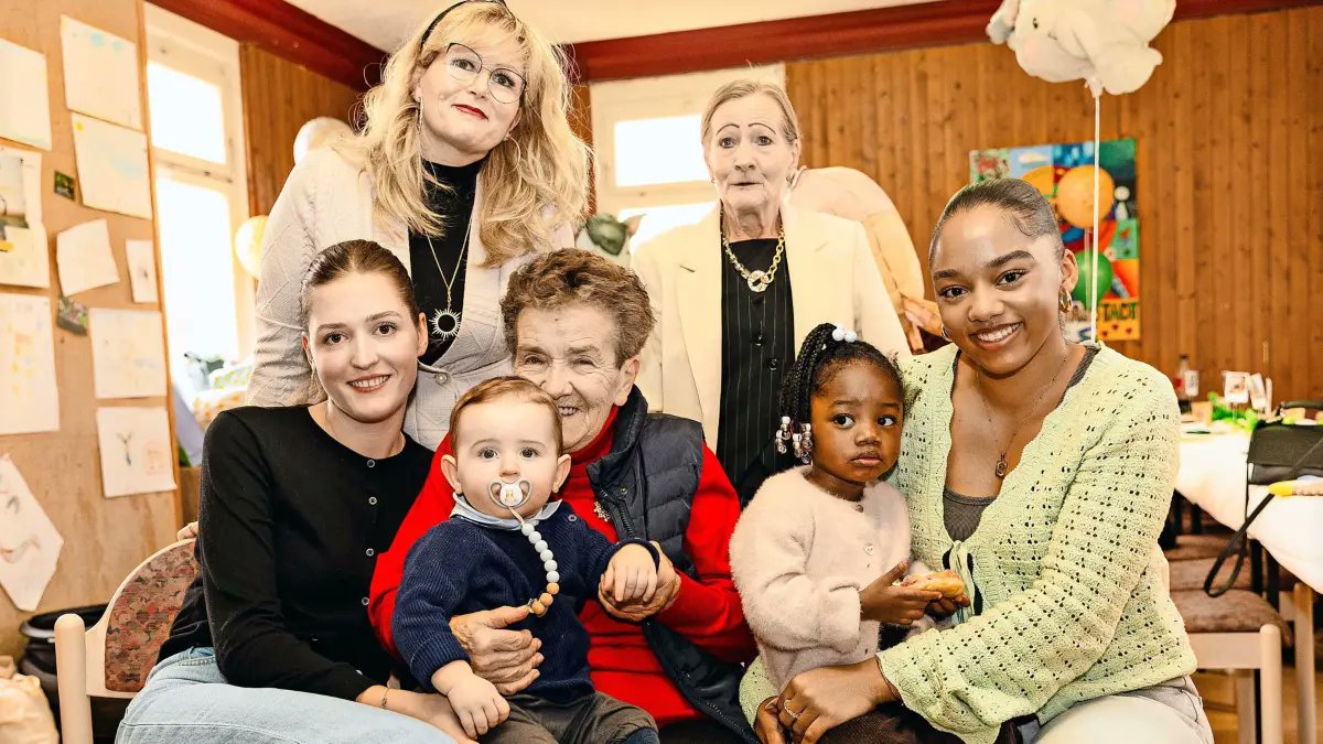 SWPde_bot's tweet photo. #Holzgerlingen #Nicole #CVJM #Magstadt #Stuttgart Fünf Generationen: Greta Nestele war Mama mit 17, Oma mit 34, Uroma mit 57 und Ururoma mit 83 https://t.co/NtweIRv9kj https://t.co/aLPchiaXEI