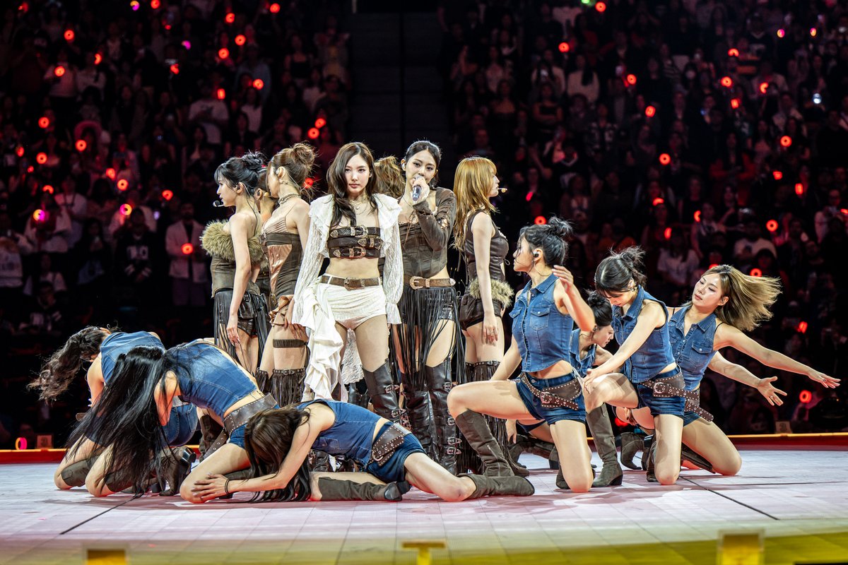 쿤 #TWICE_THISISFOR_WORLD_TOUR tweet media