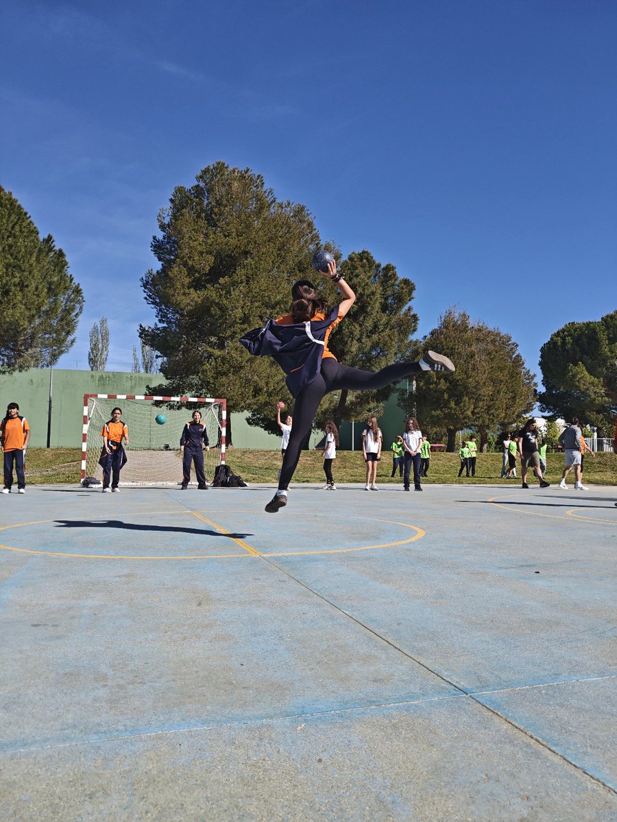 El alumnado de 1º de ESO del Colegio Antonio Machado disfrutó el pasado jueves de una jornada educativa y motivante en el Día de la Educación Física en la Calle 🏃‍♂️⚽