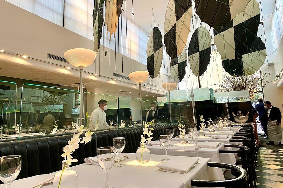 그리구 크리스티나가 중간에 말한 미스터 차우는 실제로 베버리힐즈에 있는 고급중국집 이름이구 이렇게 생김