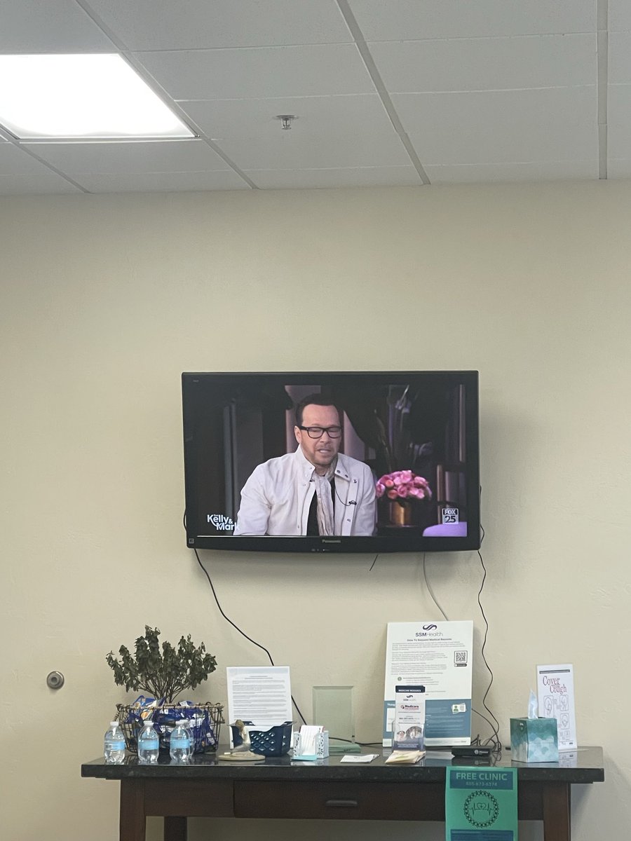 nkchic74's tweet photo. @DonnieWahlberg what a good morning gift to me when I looked up from my desk at work and saw your face this mornin’. #bhlove #happyhumpday https://t.co/xCinaQptXD
