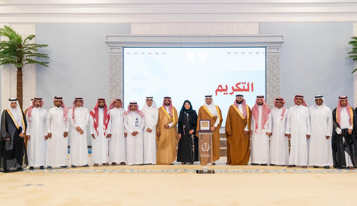 سمو محافظ الأحساء يكرّم داعمي جمعية فتاة الأحساء ويرعى توقيع الشراكات

كرّم صاحب السمو الملكي الأمير سعود بن طلال بن بدر محافظ الأحساء ، بمقر المحافظة ، اليوم " الأربعاء " ، الداعمين وشركاء النجاح والإعلاميين لجمعية فتاة الأحساء التنموية الخيرية لعام 2025م،