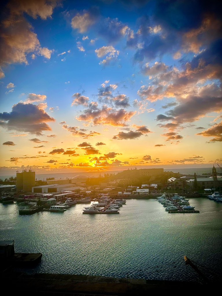 ConfidentialUn's tweet image. Leaving a little piece of my heart in Bermuda 🇧🇲 
#vacationmode #bermudaful #islandlife