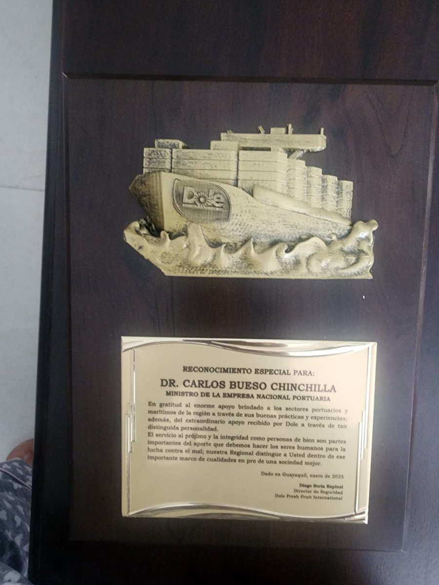 pituro53's tweet photo. En Administración de la @enp_hn de @XiomaraCastroZ en Guayaquil, en reunión de todas los organismos y agencias antidrogas de el orbe se hizo reconocimiento a @enp_hn x no pasó de droga, contenedores los maneja una operadora, armas aduanas, personas Migracion https://t.co/aik1b6bA2X