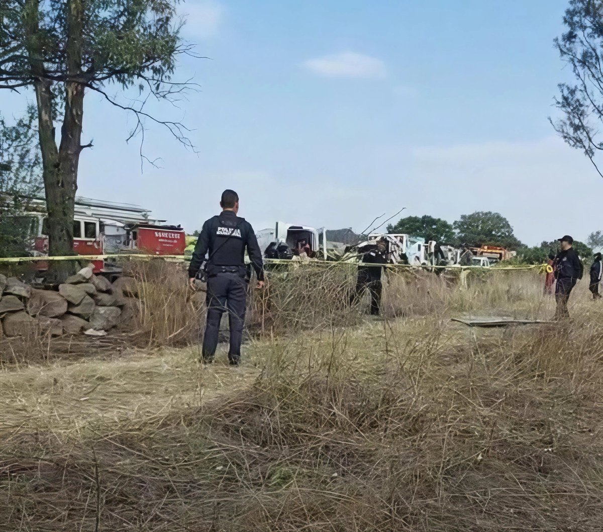 AsiSucedeLeon's tweet image. #ALMOMENTO  | TRAGEDIA EN CARRETERA #SANJUANDELRÍO – #MÉXICO; 8 PERSONAS SIN VIDA🚌🕊️

Autobús de línea Amealcenses sufrió accidente en zona La Laborcilla, tras impactarse contra árbol; reportan 8 personas sin vida y decenas de lesionados.

📸Vía: Redes Sociales