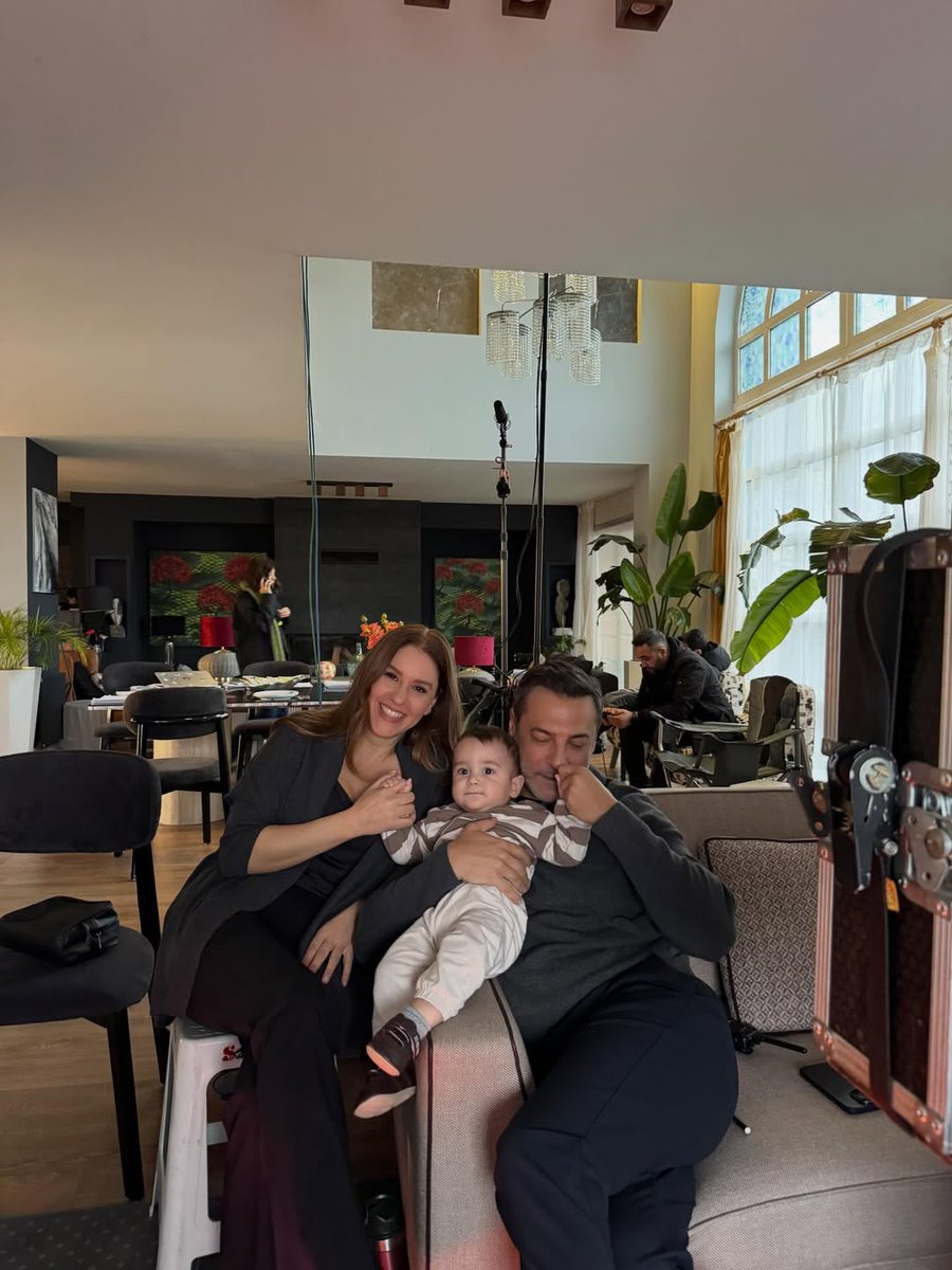 Bu sezon sizi boşa harcamış olmaları çok yazık. Ne güzel bir aile sahnesi ne gezintiler,ne de evde geçirilen sıradan anlar gösterdiler.Hatta çocuğu bile değiştirdiler ve sahneler ortadan kayboldu. Herkes Kıvmer’e karşı. Senaristler yazmak istemiyor ve hikaye de burada sona eriyor