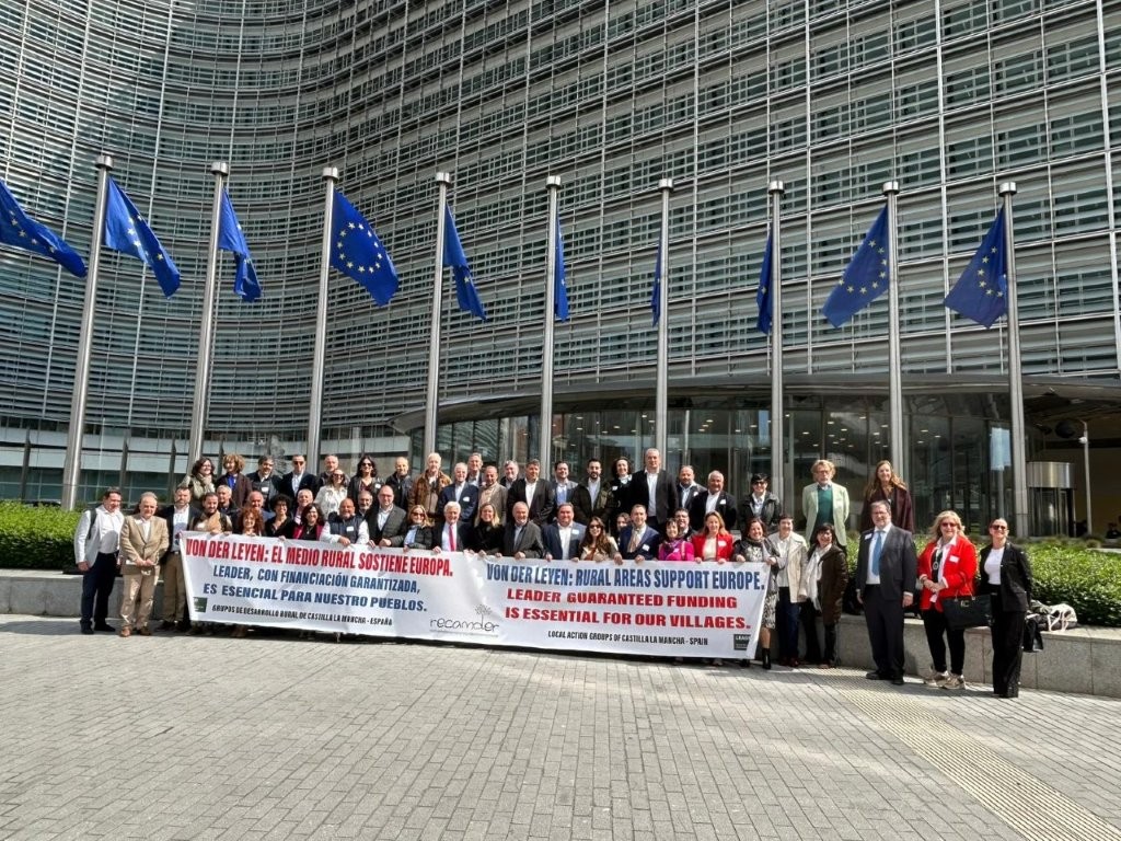 RECAMDER's tweet image. 👉#RECAMDER, Gobierno Regional y representantes de la Comisión Europea debatieron en #Bruselas el futuro de los pequeños municipios y de #Leader.
💪Seguimos trabajando para alcanzar el mejor escenario posible.
ℹ️tinyurl.com/253hhv8x
#futurorural