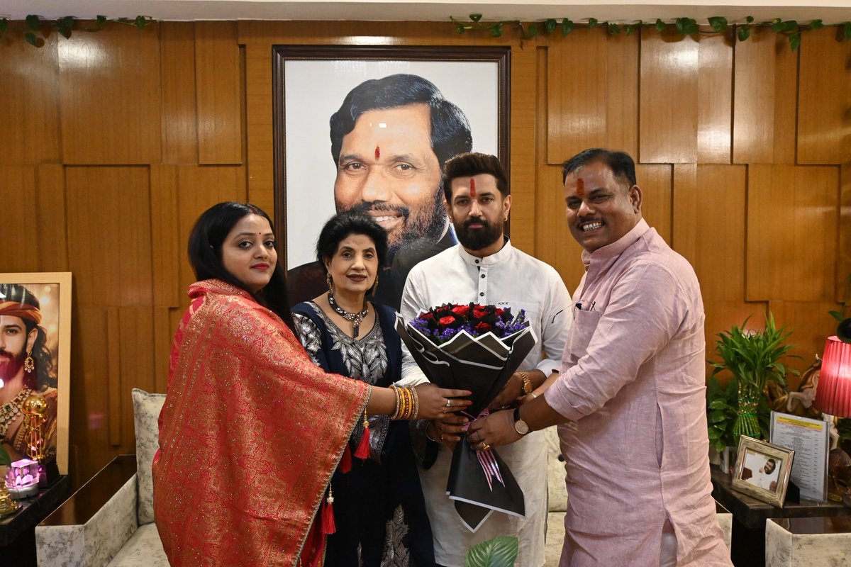 LJP4India's tweet photo. आज नई दिल्ली में बिहार सरकार में पूर्व मंत्री श्री संजय पासवान जी ने राष्ट्रीय अध्यक्ष सह केंद्रीय मंत्री आदरणीय श्री @iChiragPaswan जी से मुलाकात की। https://t.co/oUQegZbTNi