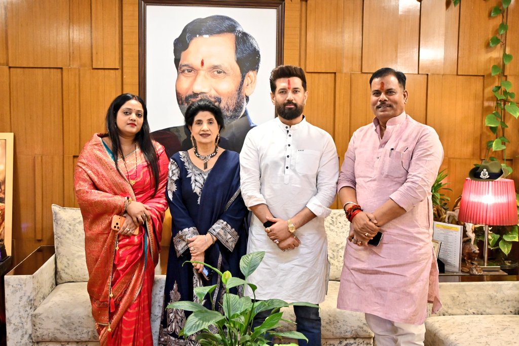 LJP4India's tweet photo. आज नई दिल्ली में बिहार सरकार में पूर्व मंत्री श्री संजय पासवान जी ने राष्ट्रीय अध्यक्ष सह केंद्रीय मंत्री आदरणीय श्री @iChiragPaswan जी से मुलाकात की। https://t.co/oUQegZbTNi