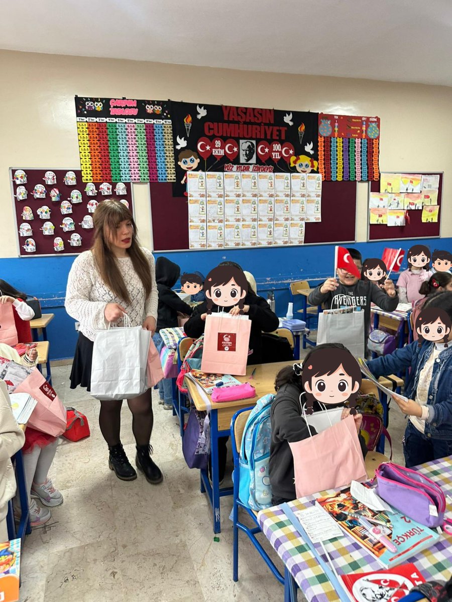 23 Nisan Ulusal Egemenlik ve Çocuk Bayramı’nın 106. Yıl dönümünü hep birlikte kutlamak ve çocuklara günün anlam ve önemini hissettirebilmek adına Yenibosna Kuleli İlköğretim Okulu 2/C sınıfının misafiri olduk. 

Ziyaretimiz kapsamında öncelikle bilgi yarışması yapılmış ve keyifle