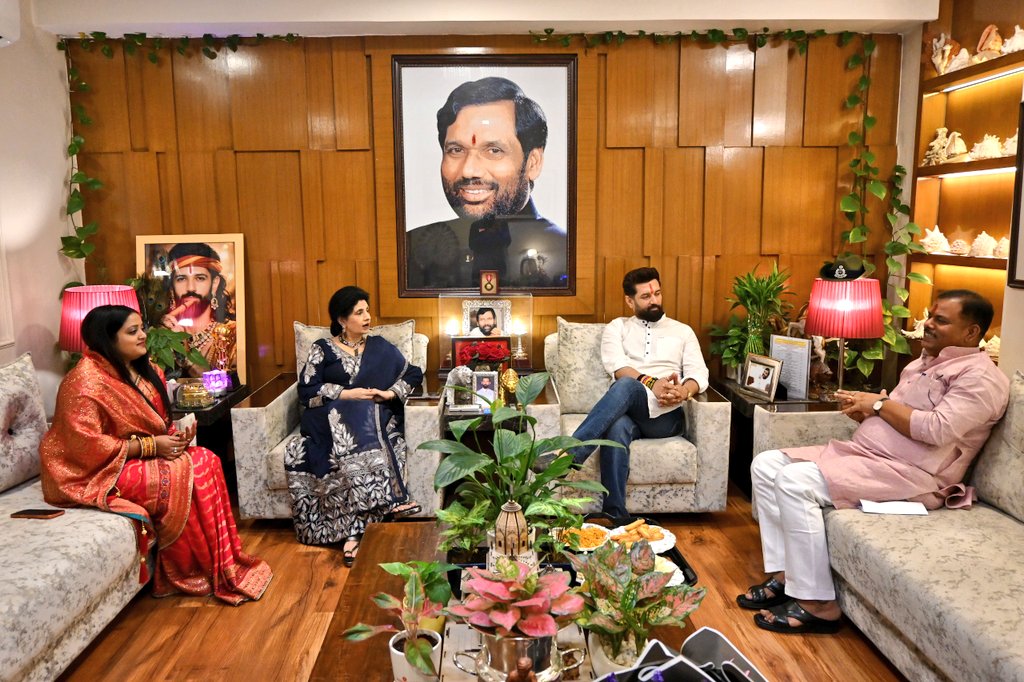 LJP4India's tweet photo. आज नई दिल्ली में बिहार सरकार में पूर्व मंत्री श्री संजय पासवान जी ने राष्ट्रीय अध्यक्ष सह केंद्रीय मंत्री आदरणीय श्री @iChiragPaswan जी से मुलाकात की। https://t.co/oUQegZbTNi