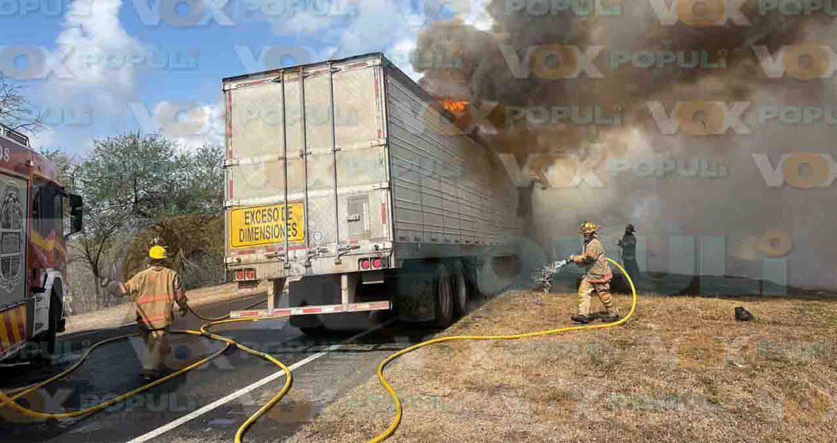 VoxPopuliNoti's tweet image. Incendio de tráiler moviliza a bomberos en Altamira, Tamaulipas

El incidente ocurrió sobre la carretera Tampico-Mante, a la altura del ejido Maclovio Herrera
voxpopulinoticias.com.mx/2026/04/incend…
#Altamira #Victoria #Reynosa #Matamoros #NuevoLaredo #Tamaulipas #LaRoja