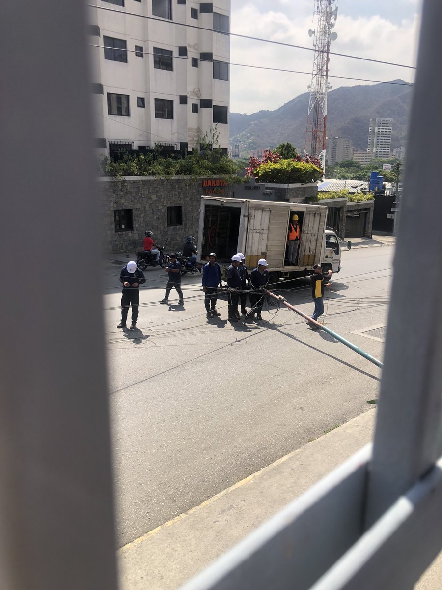 asbtorres's tweet photo. La manera indiscriminada en que las llamadas “cableras” realizan sus instalaciones ponen de manifiesto muchas cosas! Hoy se cayó un poste que pudo haber ocasionado la caída de dos más y no hablar la maraña de cables que dejó en evidencia fue impresionante https://t.co/mWxygVo6Y0