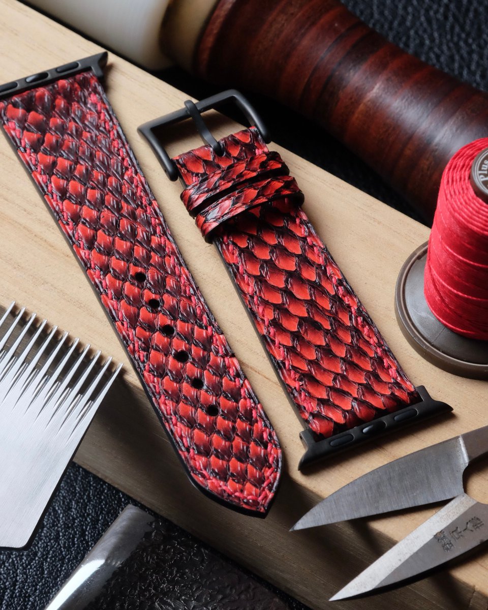 AtelierDecoster's tweet image. Bracelet en saumon dégradé carmine, fil bright red (S), peinture noire, boucle ardillon brushed black et adaptateurs brushed black #atelierdecoster #decoster #artisan #handmade #handstiched #handmadeinbelgium #madeinbelgium