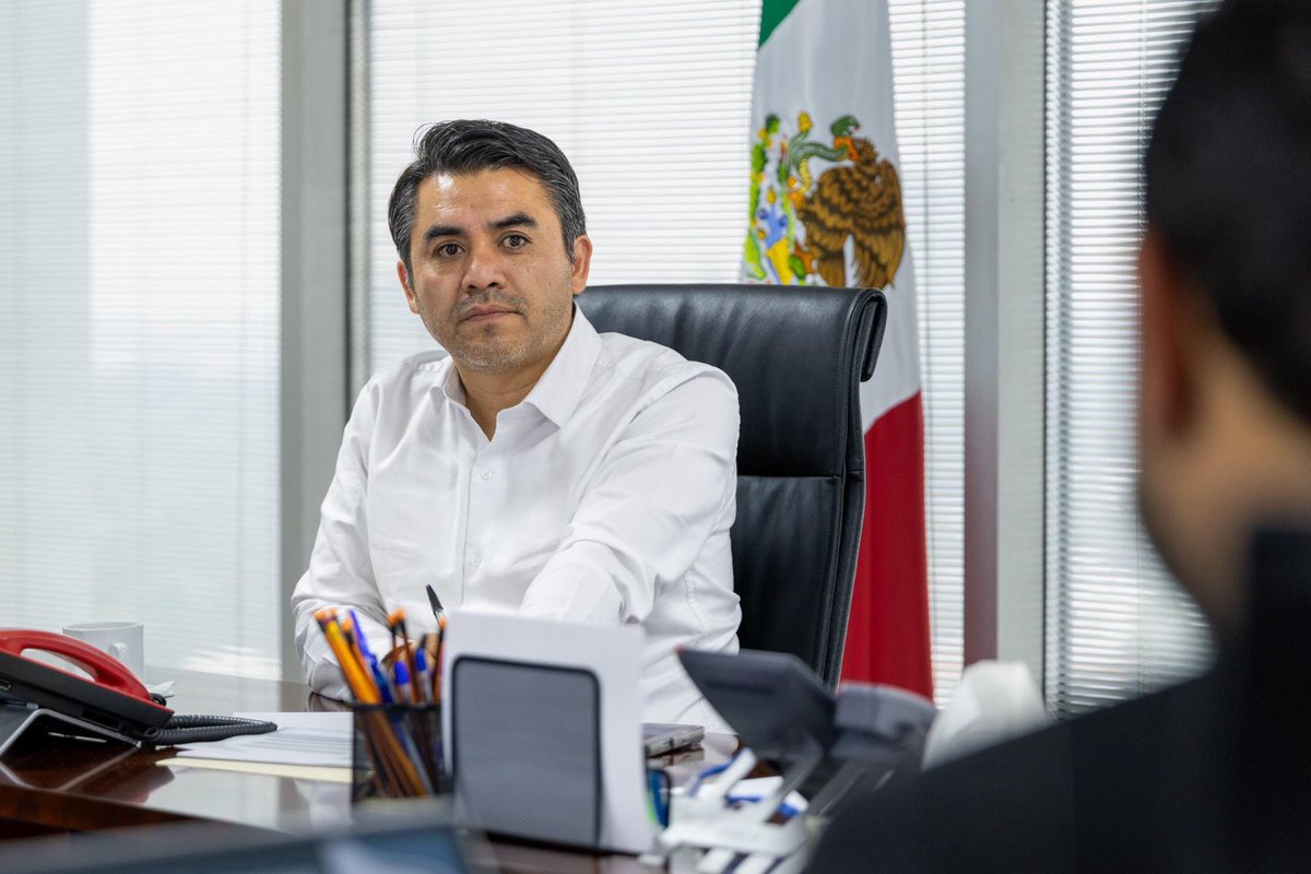 Efrainmoralesl's tweet photo. Dando seguimiento a los proyectos para Baja California Sur, nos reunimos con el profesor @VictorCastroCos y con el presidente municipal de Los Cabos, Christian Agúndez. https://t.co/kYjeintS4j