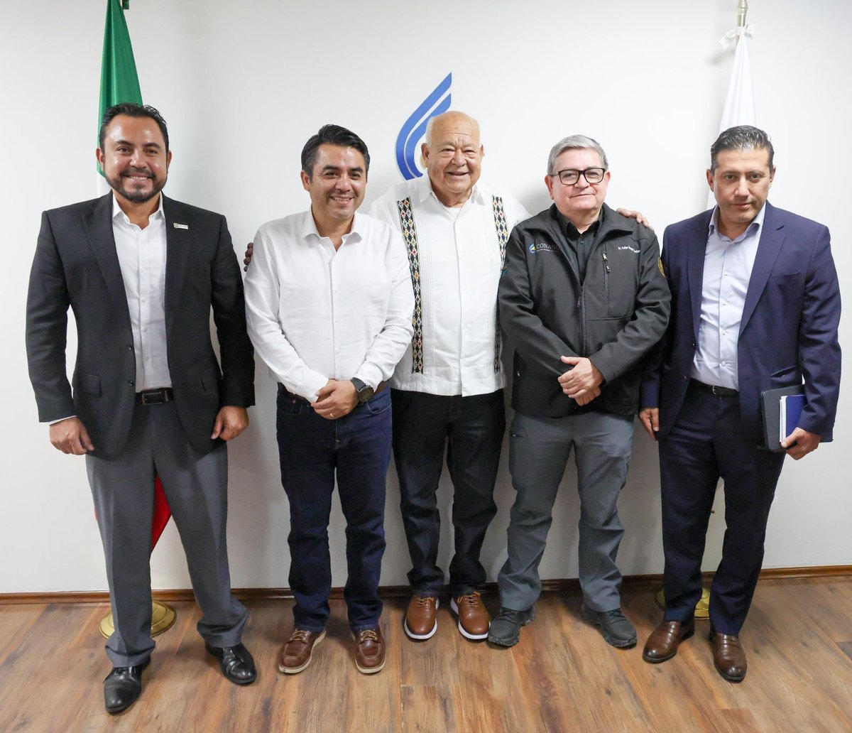 Efrainmoralesl's tweet photo. Dando seguimiento a los proyectos para Baja California Sur, nos reunimos con el profesor @VictorCastroCos y con el presidente municipal de Los Cabos, Christian Agúndez. https://t.co/kYjeintS4j