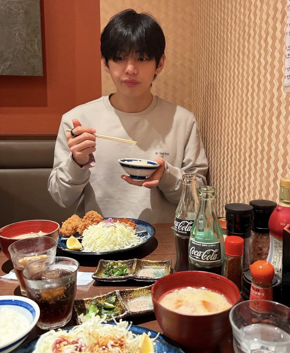 pipipichim's tweet photo. テヒョンお茶碗綺麗に手に持ってるけど、日本だから日本式にしてくれたのかな？
トンカツおいしそうだね☺️ https://t.co/8RRzkWxIlq