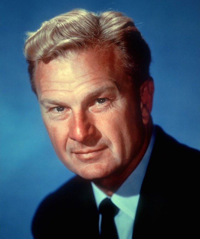 sketcher1223's tweet image. Remembering Eddie Albert #BOTD in 1906.  Affable and likeable, he left behind a plethora of film credits, including Roman Holiday, Oklahoma! and The Longest Yard.  He also left an indelible impression on TV viewers in the comedy series Green Acres.  He died in 2005 at age 99.