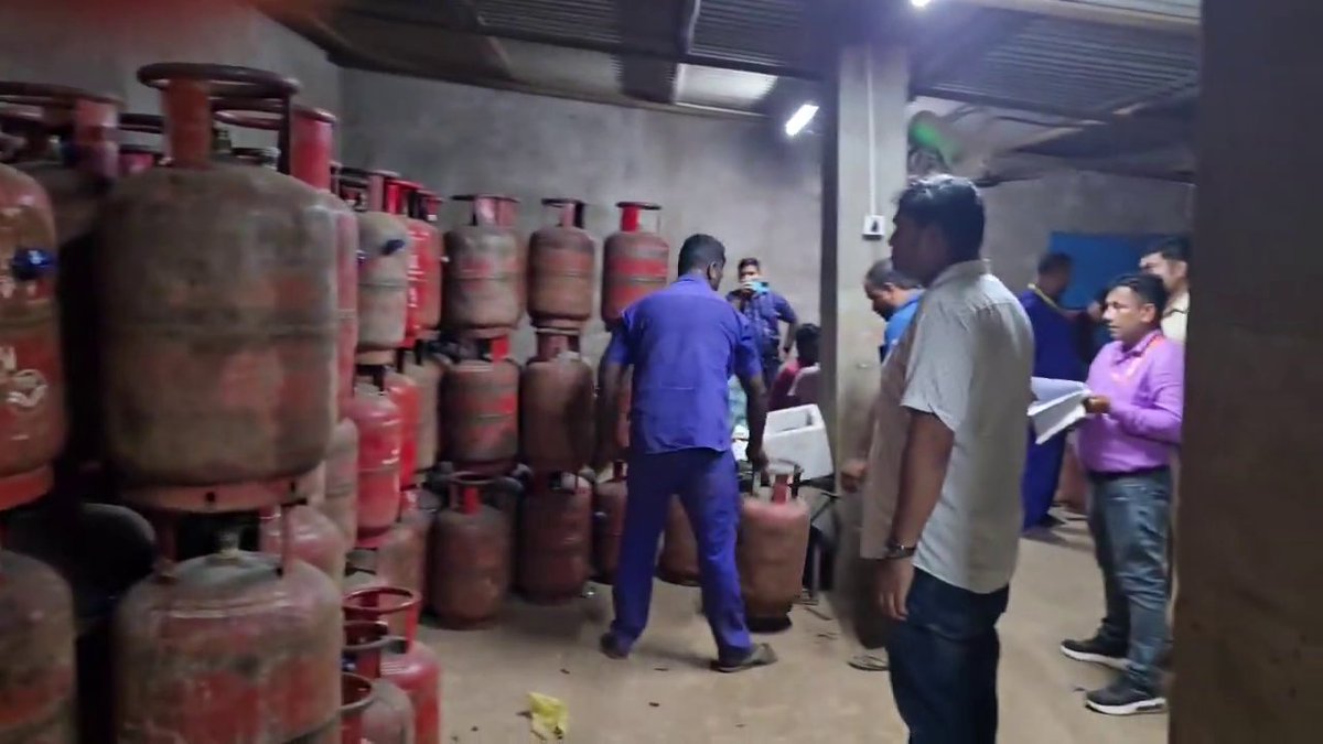 otvnews's tweet image. #Cuttack | 500 gas cylinders, illegally stocked in a shed, seized from Barang area in Cuttack.

#Odisha
