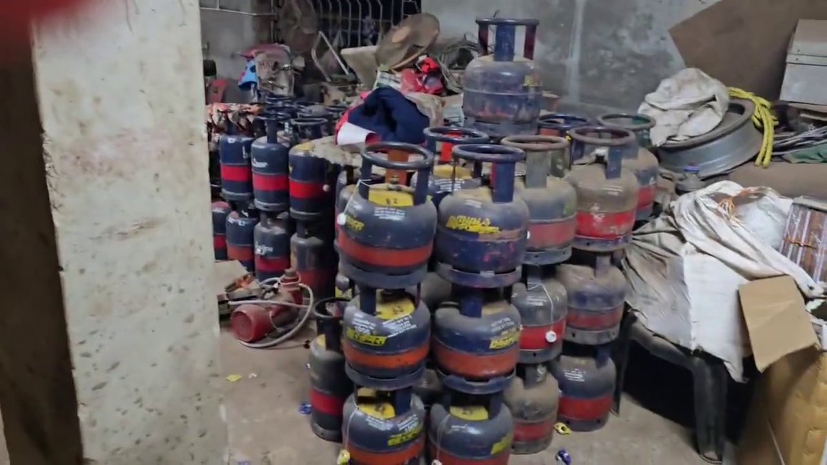 otvnews's tweet image. #Cuttack | 500 gas cylinders, illegally stocked in a shed, seized from Barang area in Cuttack.

#Odisha