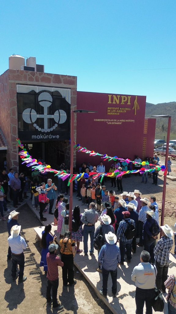 DEELAYUUK's tweet photo. Durante mucho tiempo se pensó que el Pueblo Guarijío había desaparecido, pues ante las condiciones de exterminio y racismo, sus antepasados tuvieron que buscar refugio en la más abrupta serranía de Sonora y Chihuahua.

Hoy los Guarijío Makurawe no solo están vivos y de pie, sino que gracias a su espíritu de resistencia, estamos construyendo con sus Autoridades Tradicionales, su Plan de Justicia para reconocer sus tierras tradicionales, fortalecer su cultura y lengua, y garantizar su bienestar integral.

Por eso tiene un alto sentido de justicia que el día de ayer, por encargo de la Presidenta @Claudiashein hayamos inaugurado el Comedor Escolar de la Niñez Indígena en la comunidad de los Estrados, Alamos, que dará alimento a 100 niñas y niños, con una inversión de 23 MDP. 

A esto se suma la construcción de otros dos Comedores Escolares de la Niñez Indígena en Guajaray y Mochibampo, y la Casa de la Niñez Indígena en Mesa Colorada, sumando una inversión total de 108.92 MD en el marco del Programa de Apoyo a la Educación Indígena (PAEI).
