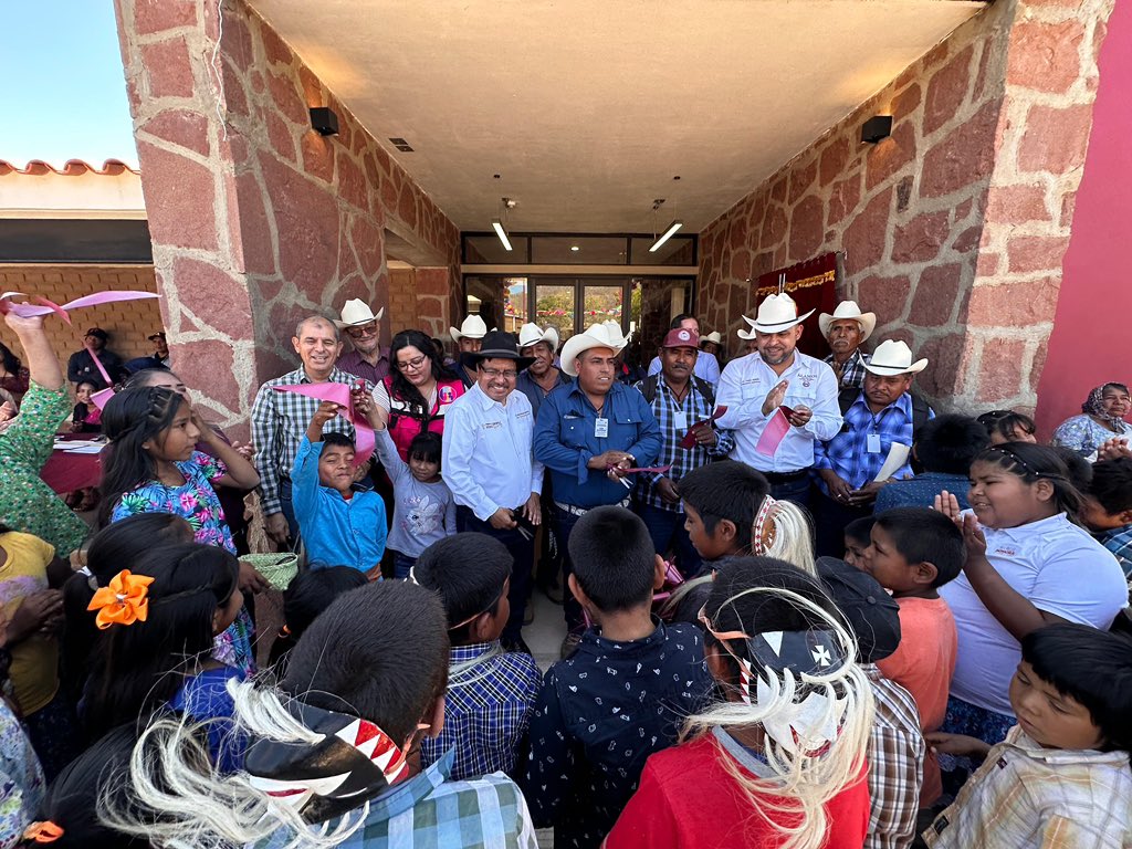 DEELAYUUK's tweet photo. Durante mucho tiempo se pensó que el Pueblo Guarijío había desaparecido, pues ante las condiciones de exterminio y racismo, sus antepasados tuvieron que buscar refugio en la más abrupta serranía de Sonora y Chihuahua.

Hoy los Guarijío Makurawe no solo están vivos y de pie, sino que gracias a su espíritu de resistencia, estamos construyendo con sus Autoridades Tradicionales, su Plan de Justicia para reconocer sus tierras tradicionales, fortalecer su cultura y lengua, y garantizar su bienestar integral.

Por eso tiene un alto sentido de justicia que el día de ayer, por encargo de la Presidenta @Claudiashein hayamos inaugurado el Comedor Escolar de la Niñez Indígena en la comunidad de los Estrados, Alamos, que dará alimento a 100 niñas y niños, con una inversión de 23 MDP. 

A esto se suma la construcción de otros dos Comedores Escolares de la Niñez Indígena en Guajaray y Mochibampo, y la Casa de la Niñez Indígena en Mesa Colorada, sumando una inversión total de 108.92 MD en el marco del Programa de Apoyo a la Educación Indígena (PAEI).
