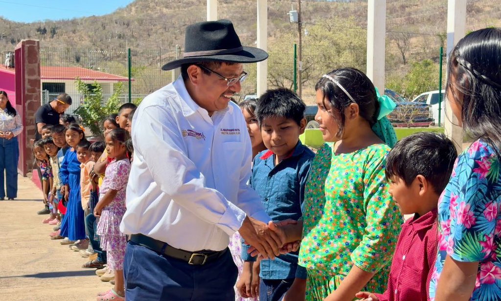 Durante mucho tiempo se pensó que el Pueblo Guarijío había desaparecido, pues ante las condiciones de exterminio y racismo, sus antepasados tuvieron que buscar refugio en la más abrupta serranía de Sonora y Chihuahua.

Hoy los Guarijío Makurawe no solo están vivos y de pie, sino
